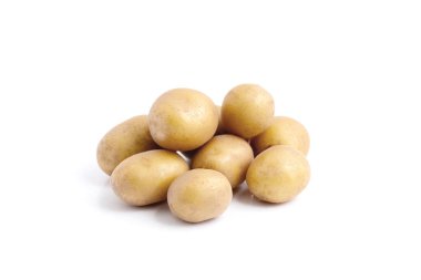 Beyaz arka planda izole taze patates Grubu