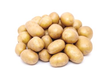 Beyaz arka planda izole taze patates Grubu