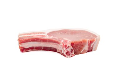 Beyaz arka plandaki ete izole edilmiş çiğ biftek ızgara ya da kızartma için mükemmel..