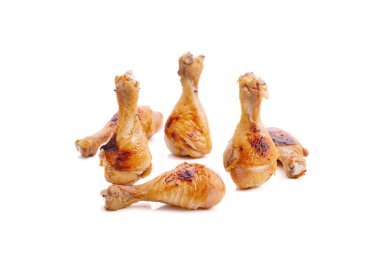 Beyaz arka planda sulu ızgara tavuk bacağı.