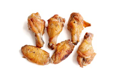 Beyaz arka planda sulu ızgara tavuk kanadı..