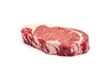 Beyaz arka planda çiğ biftek.