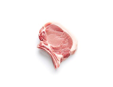 Beyaz arka plandaki ete izole edilmiş çiğ biftek ızgara ya da kızartma için mükemmel..