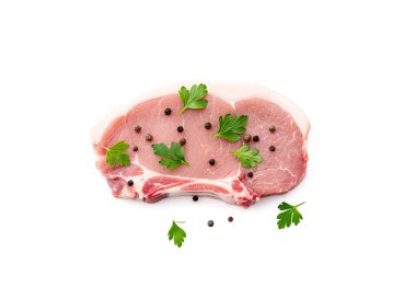 Beyaz arka planda otlar ve baharatlarla izole edilmiş çiğ et parçaları.