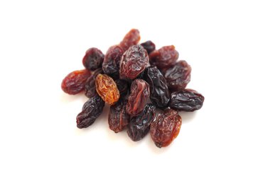 Kuru üzümler beyaz arkaplanda izole 