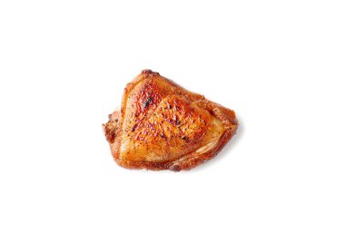 Beyaz arka planda sulu ızgara tavuk eti..