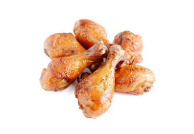 Beyaz arka planda sulu ızgara tavuk bacağı.