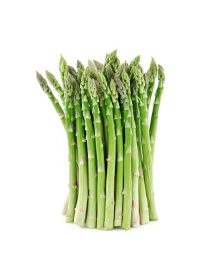 Beyaz arka planda taze yeşil kuşkonmaz