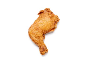 Beyaz arka planda sulu ızgara tavuk bacağı.