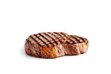 Beyaz arka plan üzerinde izole sulu ızgara biftek