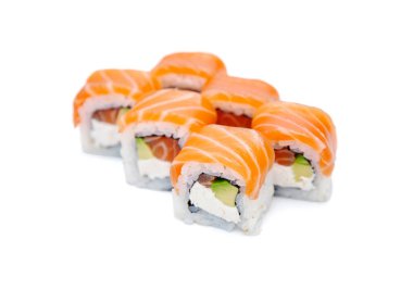 Beyaz arkaplanda izole edilmiş suşi ruloları..