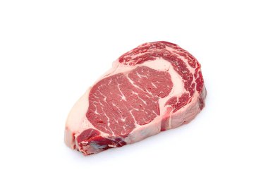 Beyaz arka planda çiğ biftek.