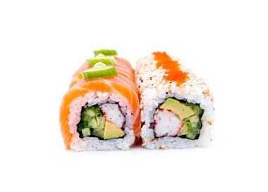 Beyaz arkaplanda izole edilmiş suşi ruloları..