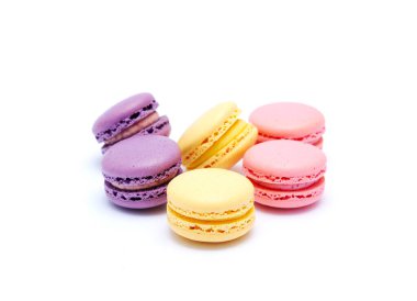 Beyaz arka planda izole edilmiş makarna kurabiyeleri. Fransız kurabiyeli pasta ya da kurabiyeli pasta. Makarna çölü.