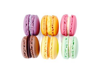 Beyaz arka planda izole edilmiş makarna kurabiyeleri. Fransız kurabiyeli pasta ya da kurabiyeli pasta. Makarna çölü.