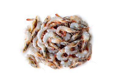 Beyaz arka planda taze çiğ karidesler. Deniz yiyeceği.