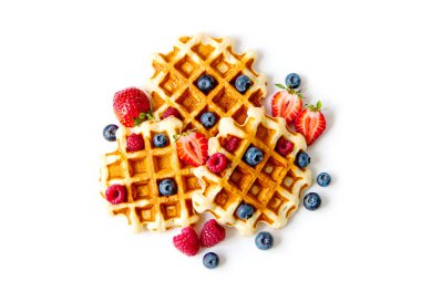 Beyaz arka planda böğürtlenli lezzetli waffle. Ev yapımı pişirme..