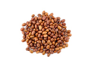 Kurumuş kahverengi fasulye, beyaz arka planda böbrek fasulyesi.