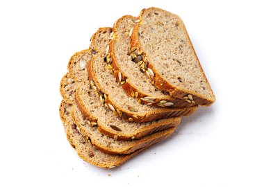 Tam tahıllı ekmek. Beyaz arka planda tohumları olan lezzetli tam tahıllı kek..