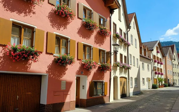 Rue de conte de fées historique dans le village de fussen en Allemagne pendant le confinement en raison de coronavirus — Photo