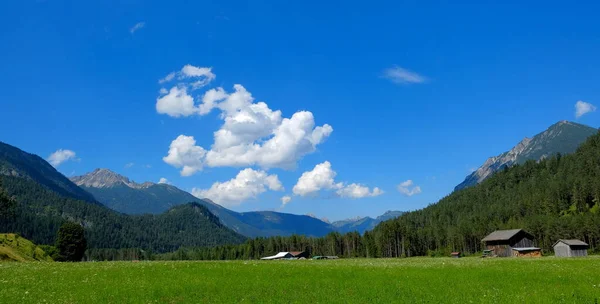Piękny Alpejski Krajobraz Zielonymi Łąkami Alpejskimi Domkami Szczytami Górskimi Lechtal — Zdjęcie stockowe