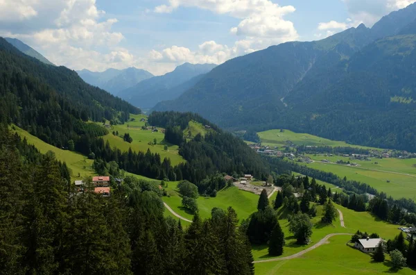 Hermoso Paisaje Alpino Con Prados Verdes Cabañas Alpinas Picos Montaña —  Fotos de Stock