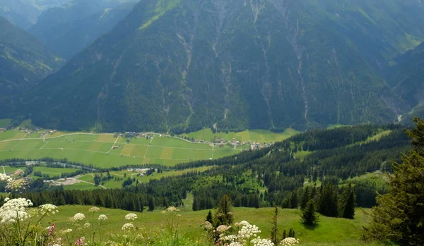 Hermoso Paisaje Alpino Con Prados Verdes Cabañas Alpinas Picos Montaña —  Fotos de Stock