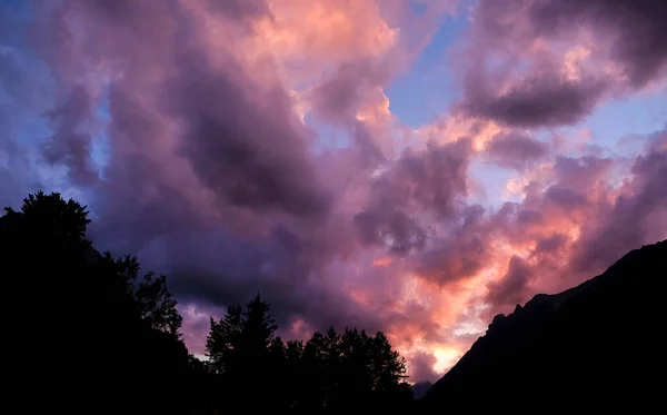 Nuvens Rosa Durante Pôr Sol Atrás Montanha Áustria — Fotografia de Stock