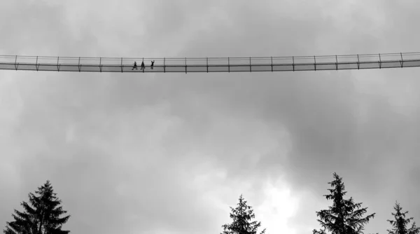 高いつり橋の上の人々の黒い白い写真曇り空 Lechtal Austria Leech — ストック写真