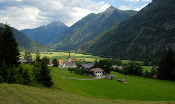 緑の牧草地 高山のコテージや山の峰 レヒカル オーストリア 2020年夏と美しい高山の風景 ストック写真