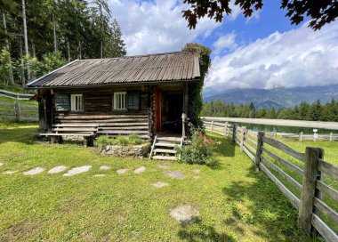 Yazın Avustralya 'da göl kenarındaki dağda bir kulübede.