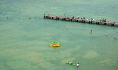 2021 yazında Garda Lido Plajı Sirmione Gölü.