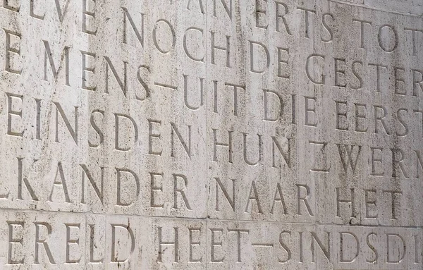 石造りのアムステルダム国立記念碑の碑文 — ストック写真