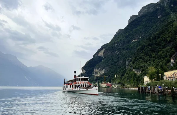 Haven van riva del garda in Italië — Stockfoto