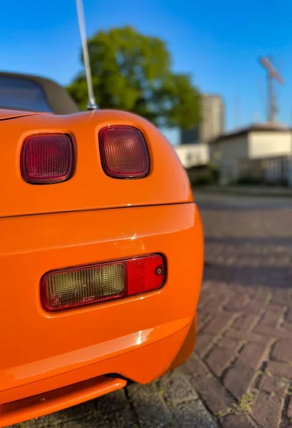 アムステルダムの夏に駐車場があるオレンジのスポーツカー — ストック写真