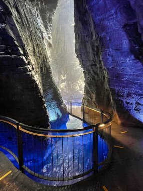 İtalya 'da Riva del Garda' da Cascate del Varone 'da renkli şelaleler