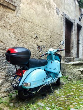 Eski İtalyan caddesinde mavi Vespa Verona 'da eski evleri olan