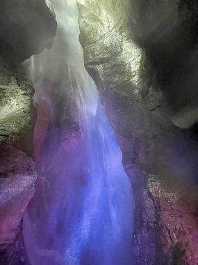 Riva del Garda 'daki Cascate del Varone' da renkli şelaleler