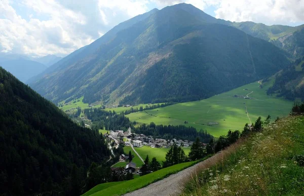 Vesnice Horách Rakousku Letním Nebi — Stock fotografie