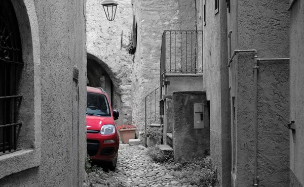 Monokolor Röd Bil Svart Och Vitt Gata Italien — Stockfoto