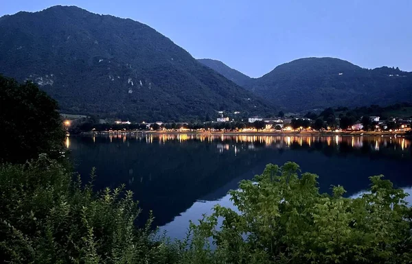 Talya Garda Gölü Yazın Dağlarla Çevrilidir — Stok fotoğraf