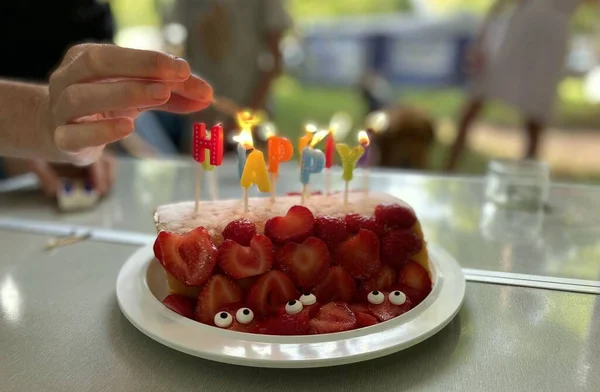 Születésnapi torta eper és gyertya egy kemping — Stock Fotó