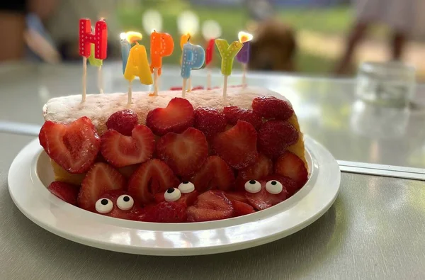 Születésnapi torta eper és gyertya egy kemping — Stock Fotó