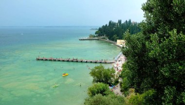 İtalya 'da Garda Gölü' nün suyu yazın dağlarla çevrilidir.