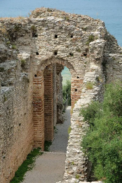 夏のイタリアの湖の庭でSirmioneのカリュスのローマの別荘窟の遺跡 — ストック写真