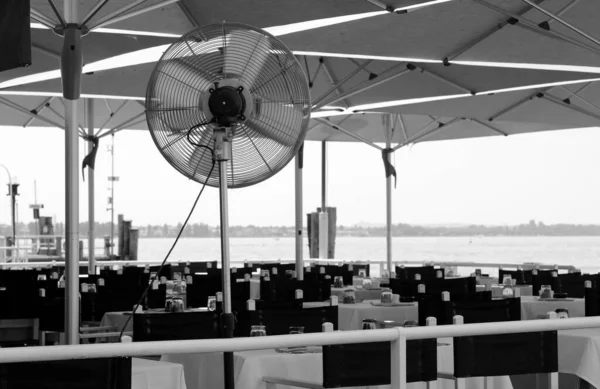 Terraza Blanca Negra Cerca Del Mar Con Ventilador Verano —  Fotos de Stock