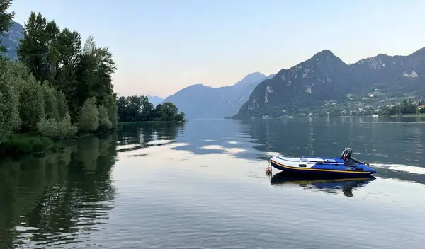 Water Van Het Gardameer Italië Omgeven Door Bergen Zomer — Stockfoto