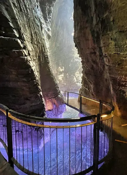Красочный Водопад Пещере Каскат Дель Вароне Рива Дель Гарда Италии — стоковое фото