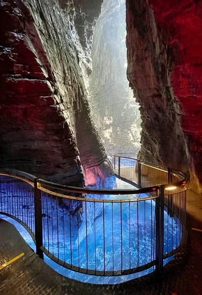 Cachoeira Colorida Uma Caverna Cascate Del Varone Riva Del Garda — Fotografia de Stock