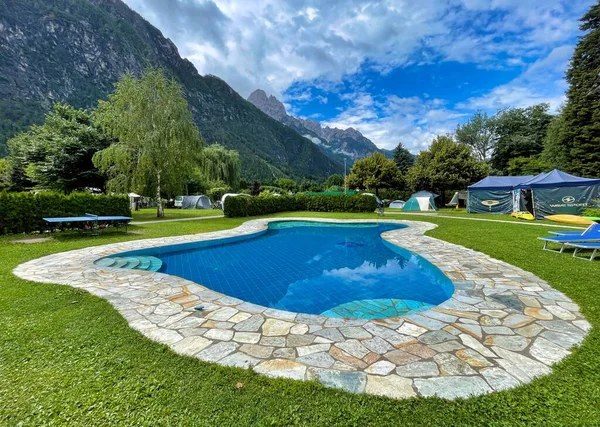 Piscina Zona Montaña Con Cielos Azules Austria — Foto de Stock